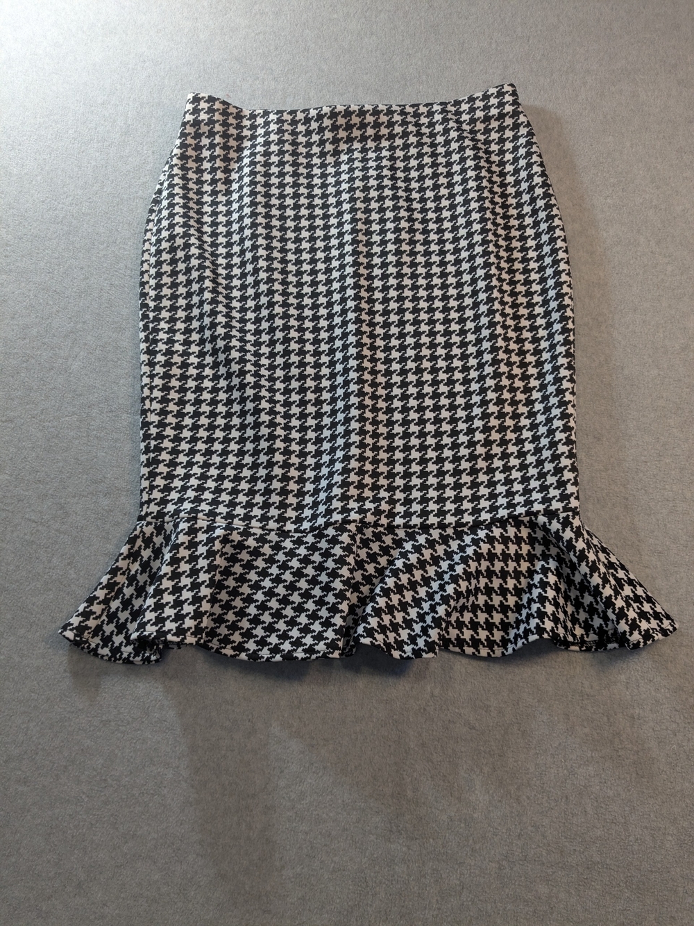NYCC Houndstooth Ruffle Hem Pencil Skirt - Black & White, Size Medium